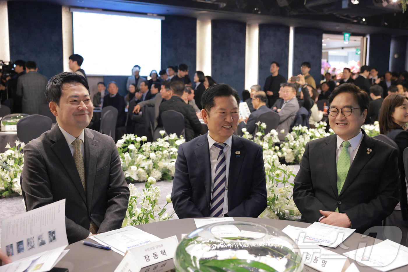 (서울=뉴스1) 김도우 기자 = 우원식 국회의장과 정청래 더불어민주당 대표, 장동혁 국민의힘 대표가 10일 오전 서울 여의도 한국노총 5층 웨딩여율리에서 열린 '한국노총 창립 제8 …