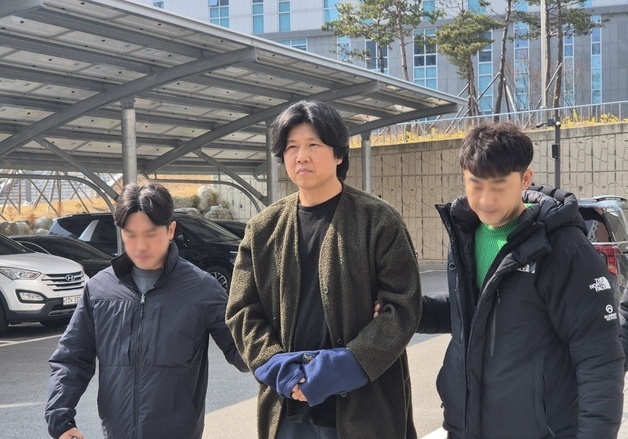 '대마 흡입·소지' 가수 김바다 영장심사…질문엔 묵묵부답