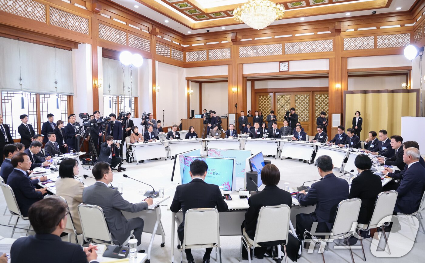 본문 이미지 - 이재명 대통령이 10일 청와대에서 열린 상생을 실천하는 기업인과의 대화에서 발언하고 있다. ⓒ 뉴스1 허경 기자