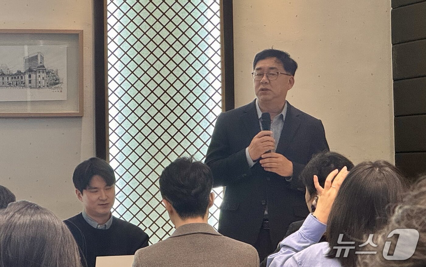 본문 이미지 - 송구영 LG헬로비전 대표가 10일 기자간담회에서 발언하고 있다. ⓒ 뉴스1 이민주 기자