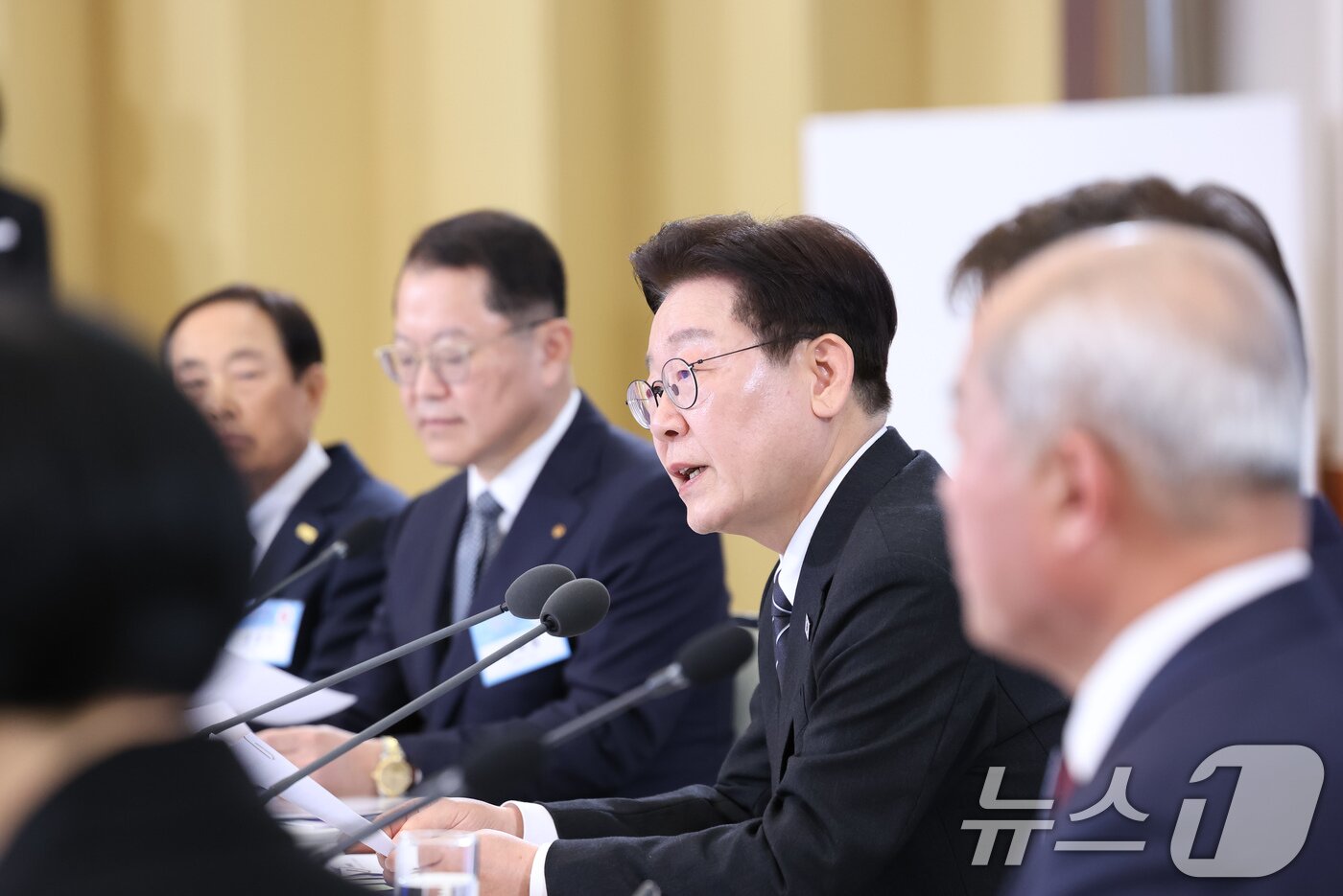 본문 이미지 - 이재명 대통령이 10일 청와대에서 열린 상생을 실천하는 기업인과의 대화에서 발언하고 있다. 2026.3.10 ⓒ 뉴스1 허경 기자