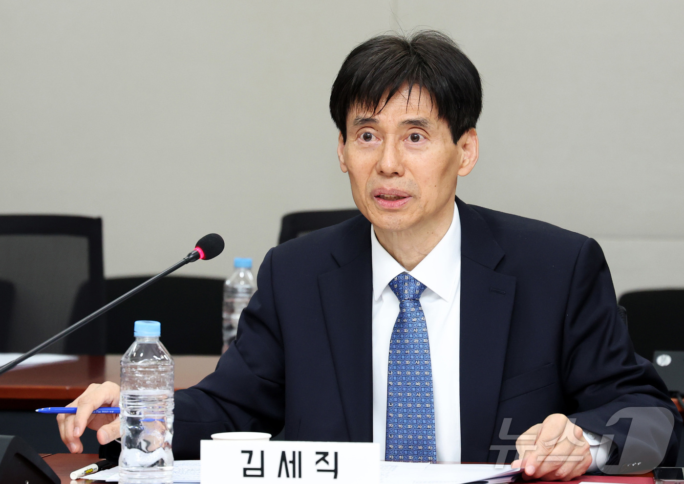 (세종=뉴스1) 김기남 기자 = 김세직 한국개발연구원(KDI)원장이 10일 세종시 반곡동 KDI에서열린 출입기자단 간담회에서 질문에 답변하고 있다. 2026.3.10/뉴스1