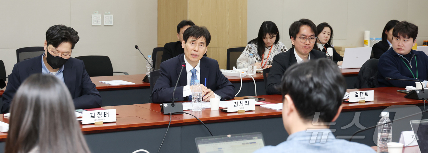 (세종=뉴스1) 김기남 기자 = 김세직 한국개발연구원(KDI)원장이 10일 세종시 반곡동 KDI에서열린 출입기자단 간담회에서 질문에 답변하고 있다. 2026.3.10/뉴스1