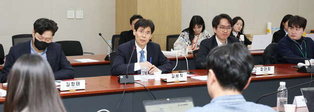 출입기자단과 의견 나누는 김세직 KDI원장