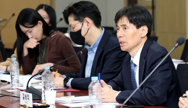 출입기자단 질문에 답하는 김세직 KDI원장