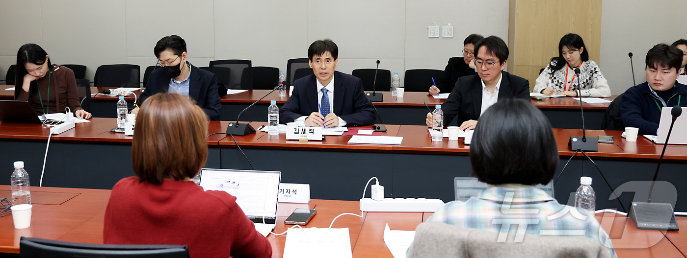 (세종=뉴스1) 김기남 기자 = 김세직 한국개발연구원(KDI)원장이 10일 세종시 반곡동 KDI에서열린 출입기자단 간담회에서 질문에 답변하고 있다. 2026.3.10/뉴스1