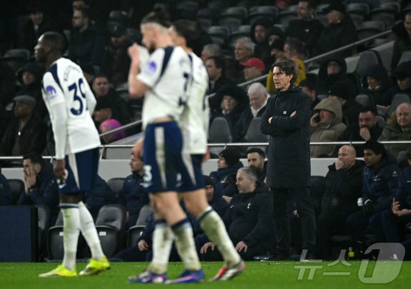 본문 이미지 - 아쉬워하는 토트넘 선수들 ⓒ AFP=뉴스1