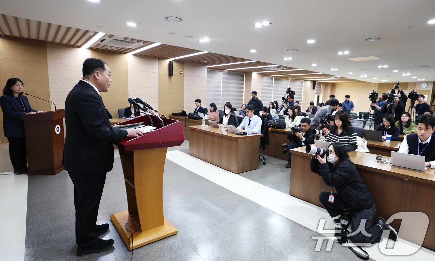 본문 이미지 - 손인혁 헌법재판소 사무처장이 10일 오후 서울 종로구 헌법재판소 별관 브리핑룸에서 열린 재판소원 관련 기자간담회에서 인사말을 하고 있다. 2026.3.10 ⓒ 뉴스1 오대일 기자