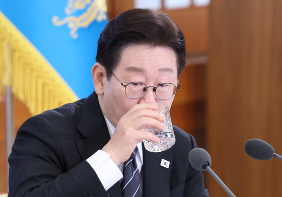 목 축이는 이재명 대통령