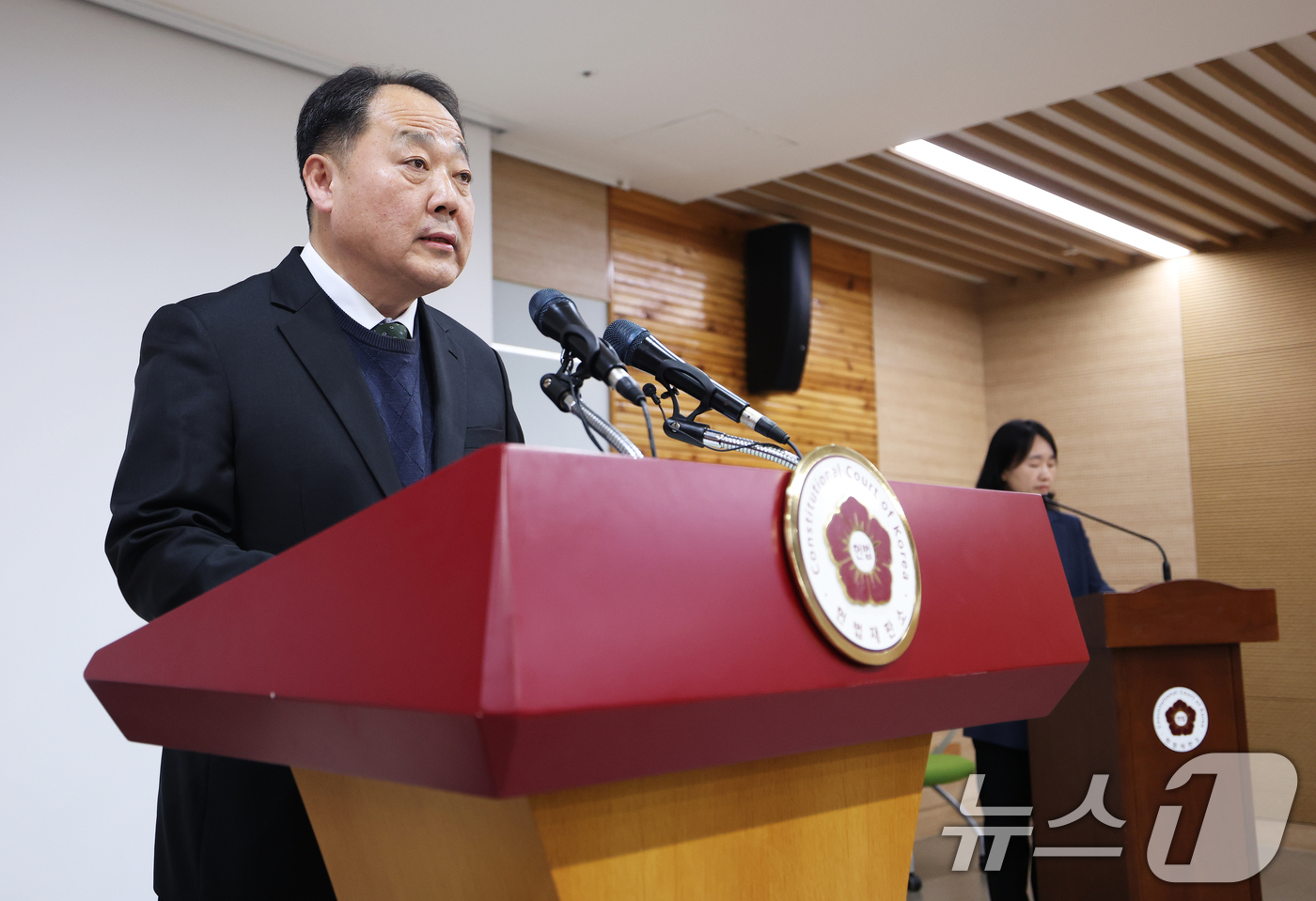 (서울=뉴스1) 오대일 기자 = 손인혁 헌법재판소 사무처장이 10일 오후 서울 종로구 헌법재판소 별관 브리핑룸에서 열린 재판소원 관련 기자간담회에서 인사말을 하고 있다.헌법재판소는 …