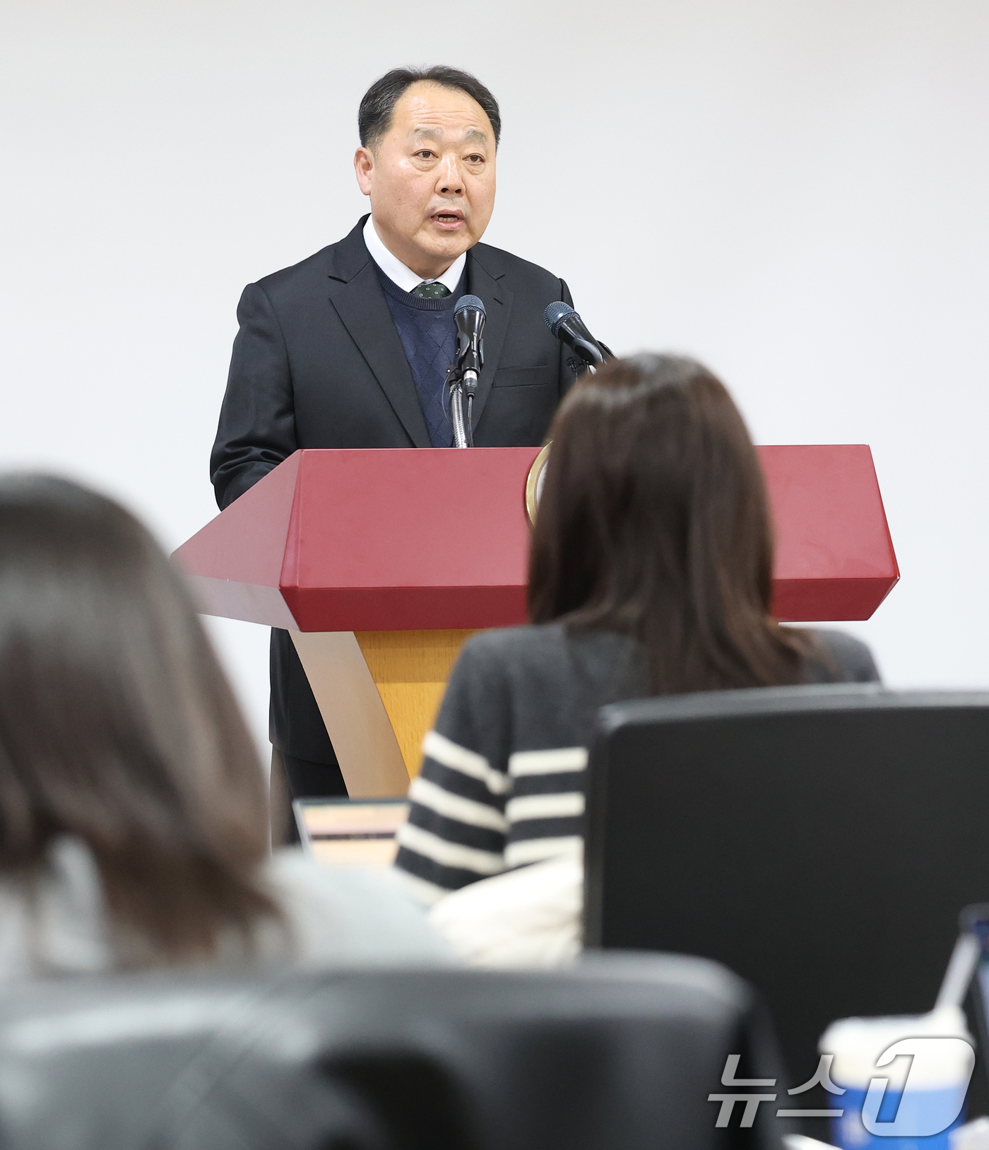 (서울=뉴스1) 오대일 기자 = 손인혁 헌법재판소 사무처장이 10일 오후 서울 종로구 헌법재판소 별관 브리핑룸에서 열린 재판소원 관련 기자간담회에서 인사말을 하고 있다.헌법재판소는 …