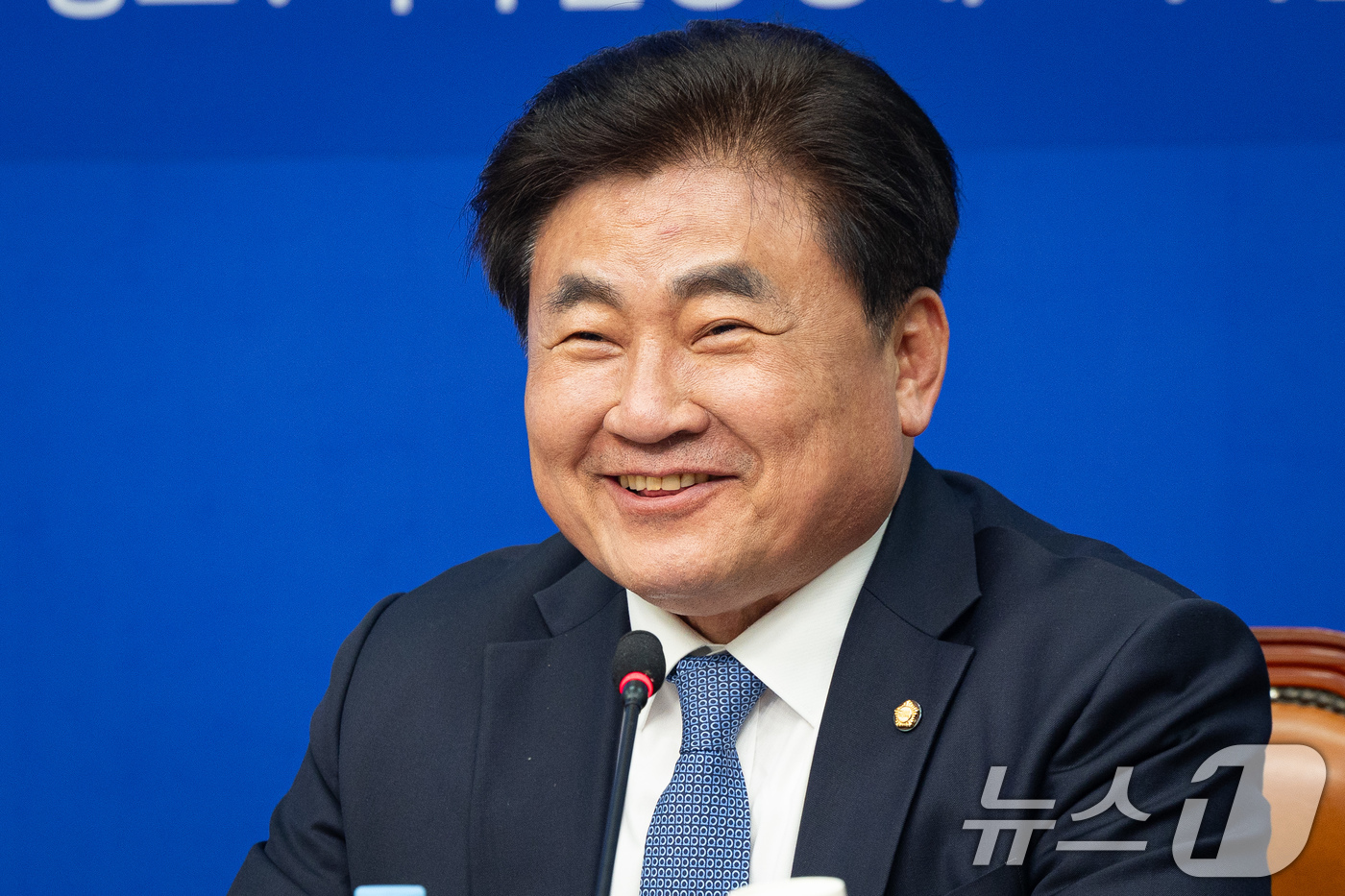 (서울=뉴스1) 유승관 기자 = 소병훈 더불어민주당 중앙당 선거관리위원장이 10일 서울 여의도 국회에서 열린 중앙당 및 시·도당 선거관리위원장 연석회의에서 모두 발언을 하고 있다. …