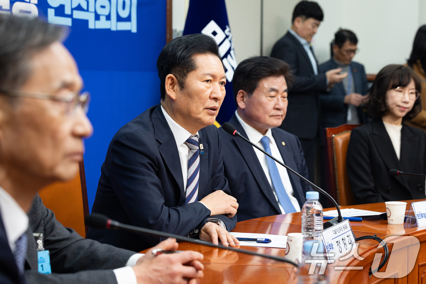 (서울=뉴스1) 유승관 기자 = 정청래 더불어민주당 대표가 10일 서울 여의도 국회에서 열린 중앙당 및 시·도당 선거관리위원장 연석회의에서 모두 발언을 하고 있다. 2026.3.1 …