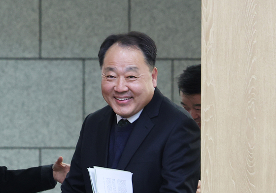 환한 얼굴로 입장하는 헌재 사무처장