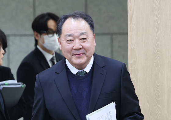 입장하는 손인혁 헌재 사무처장