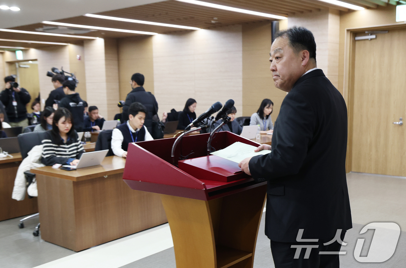 (서울=뉴스1) 오대일 기자 = 손인혁 헌법재판소 사무처장이 10일 오후 서울 종로구 헌법재판소 별관 브리핑룸에서 열린 재판소원 관련 기자간담회에서 인사말을 하고 있다.헌법재판소는 …