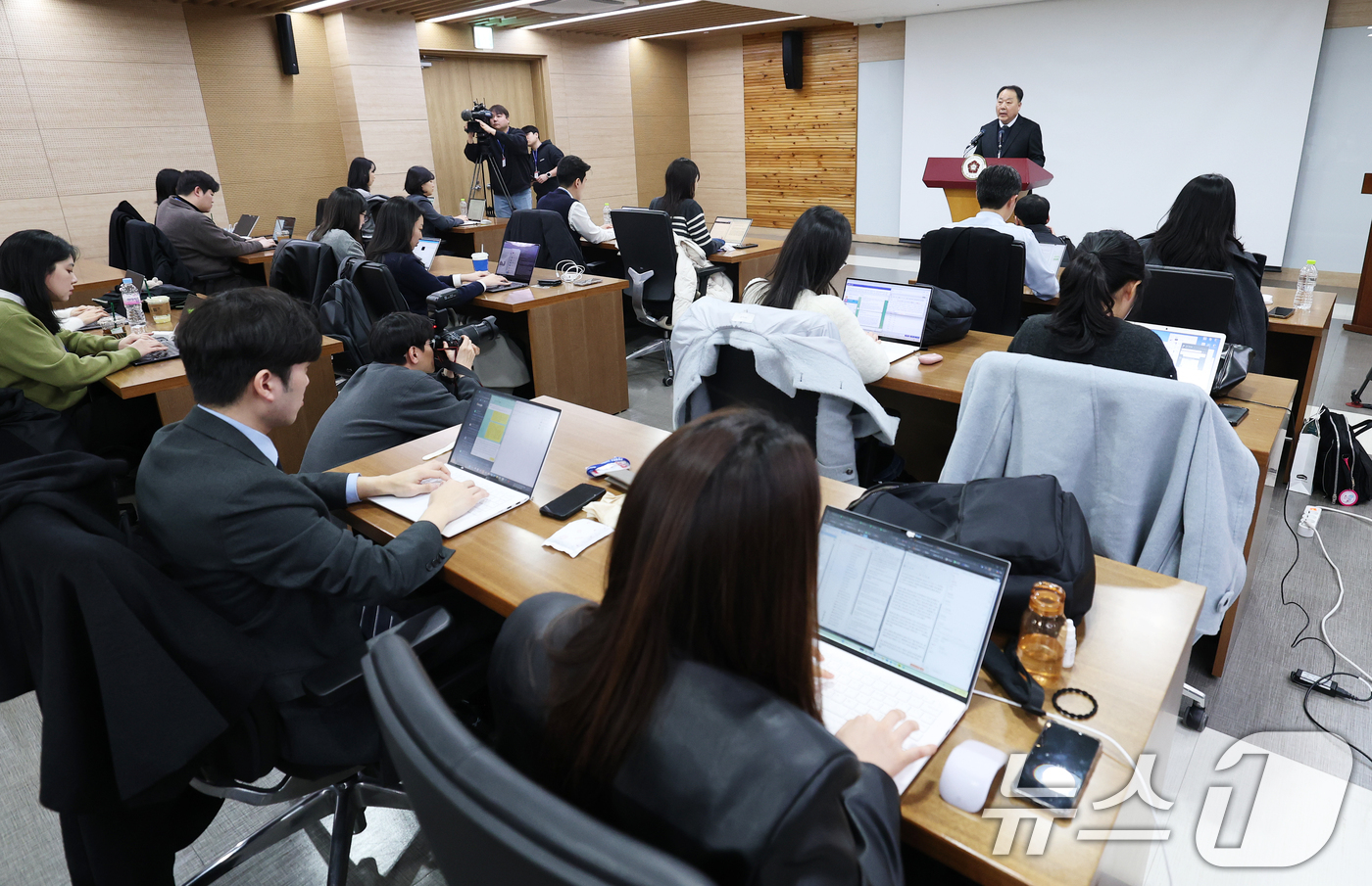 (서울=뉴스1) 오대일 기자 = 손인혁 헌법재판소 사무처장이 10일 오후 서울 종로구 헌법재판소 별관 브리핑룸에서 열린 재판소원 관련 기자간담회에서 인사말을 하고 있다.헌법재판소는 …