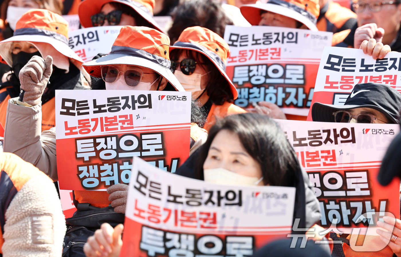 (서울=뉴스1) 최지환 기자 = 민주노총 조합원들이 10일 서울 종로구 세종대로 일대에서 열린 민주노총 투쟁 선포대회에서 구호를 외치고 있다. 2026.3.10/뉴스1