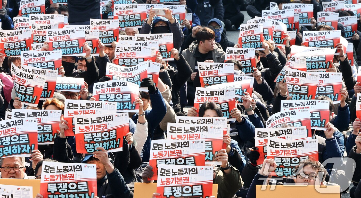 본문 이미지 - 민주노총 조합원들이 10일 서울 종로구 세종대로 일대에서 열린 민주노총 투쟁 선포대회에서 구호를 외치고 있다. 2026.3.10 ⓒ 뉴스1 최지환 기자