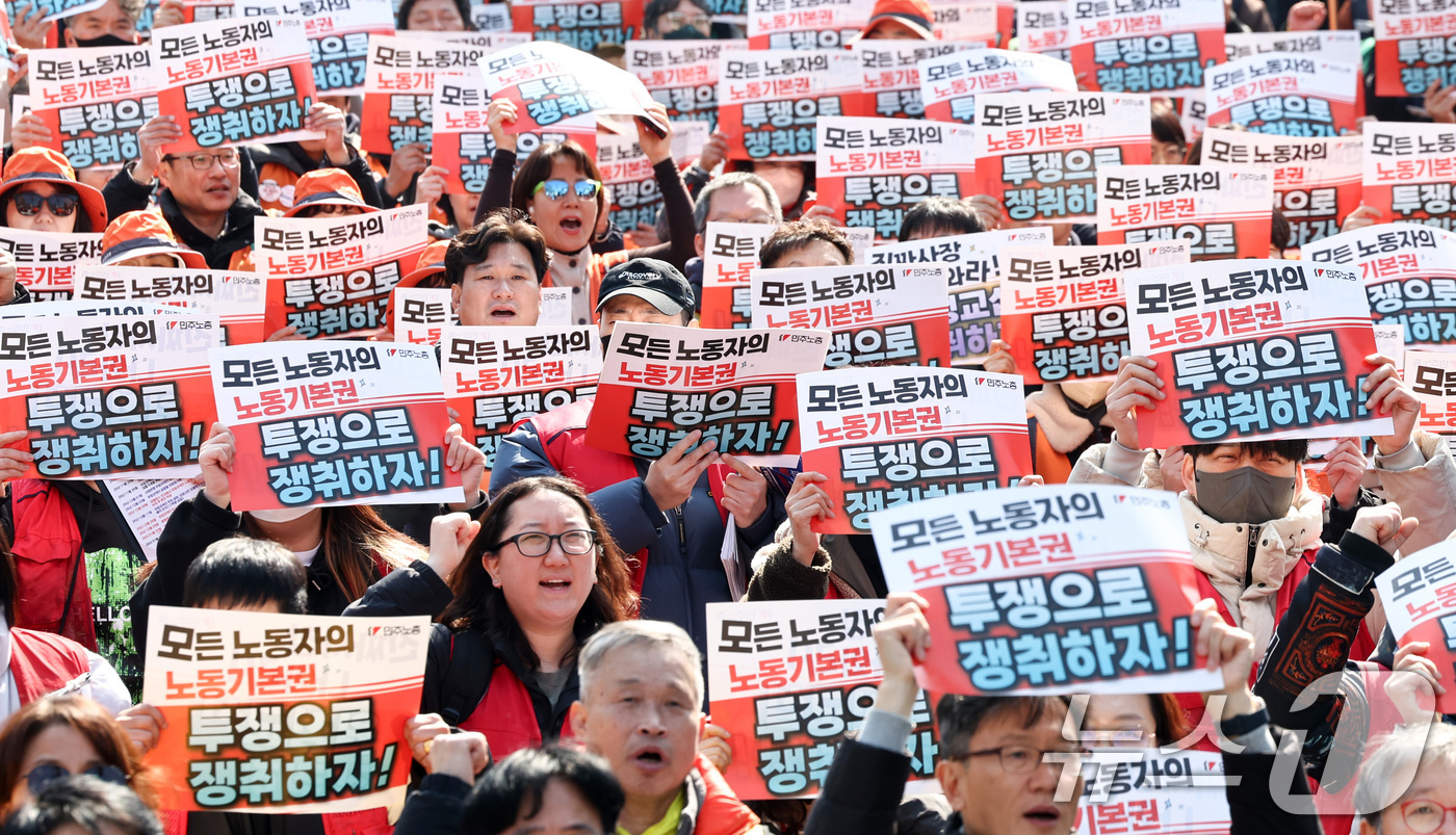 (서울=뉴스1) 최지환 기자 = 민주노총 조합원들이 10일 서울 종로구 세종대로 일대에서 열린 민주노총 투쟁 선포대회에서 구호를 외치고 있다. 2026.3.10/뉴스1