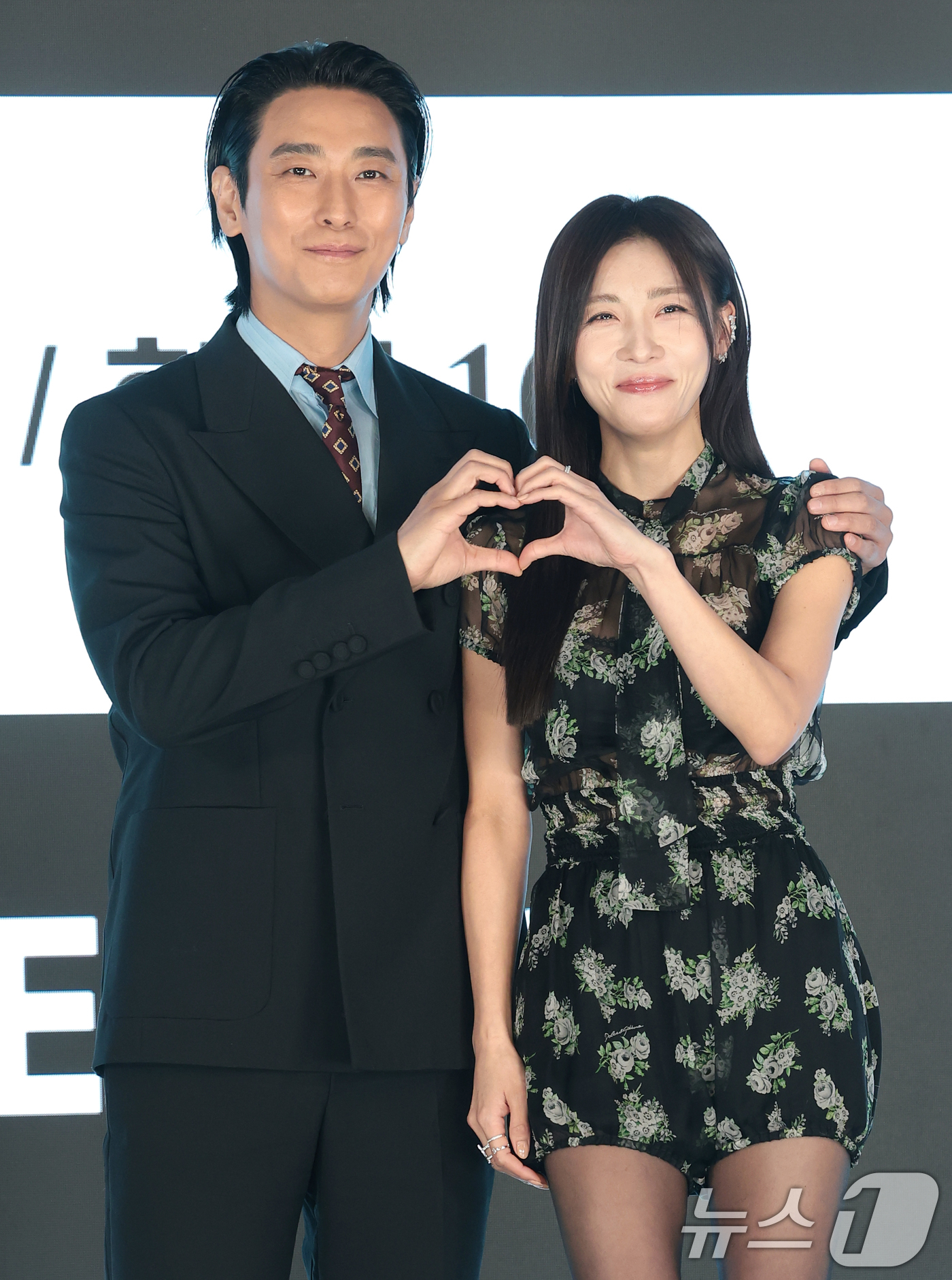 (서울=뉴스1) 권현진 기자 = 배우 주지훈과 하지원(오른쪽)이 10일 오후 서울 구로구 디큐브시티 더세인트에서 열린 ENA 새 월화드라마 ‘클라이맥스’(각본 이지원, 신예슬) 제 …