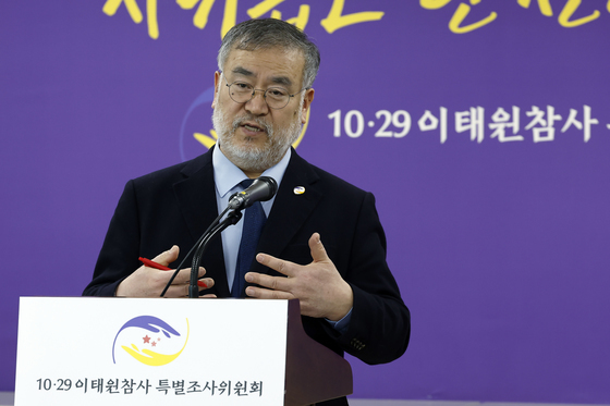 취재진 질문에 답하는 송기춘 위원장