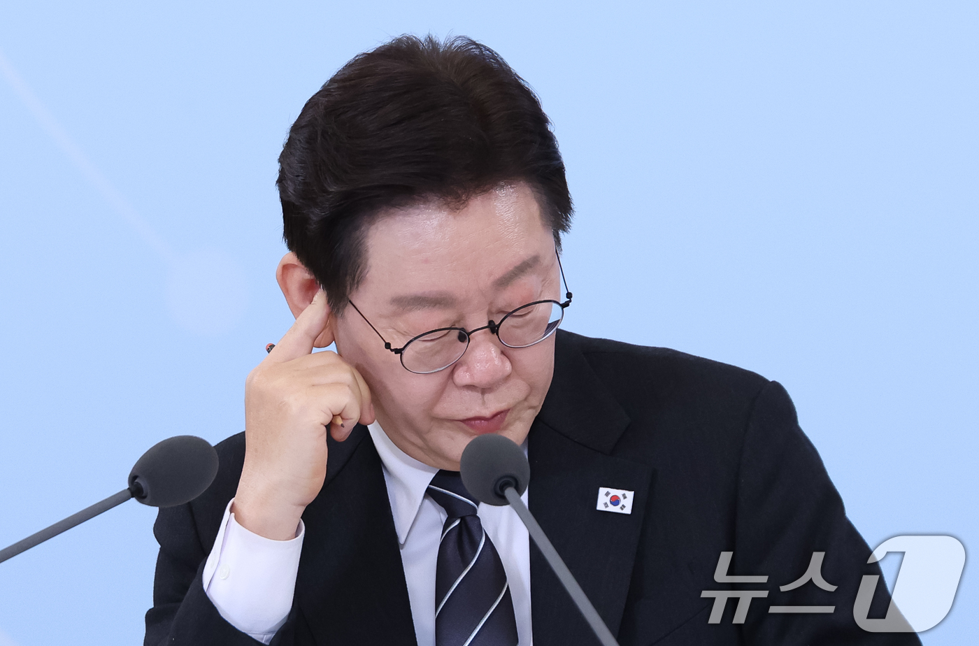 (서울=뉴스1) 허경 기자 = 이재명 대통령이 10일 청와대에서 열린 상생을 실천하는 기업인과의 대화에서 참석자들의 발언을 경청하고 있다. 2026.3.10/뉴스1