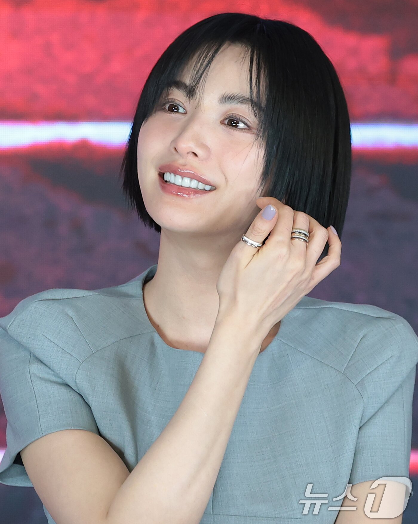 본문 이미지 - 배우 나나가 10일 오후 서울 구로구 디큐브시티 더세인트에서 열린 ENA 새 월화드라마 ‘클라이맥스’(각본 이지원, 신예슬) 제작발표회에서 환한 미소를 짓고 있다.  ⓒ 뉴스1 권현진 기자