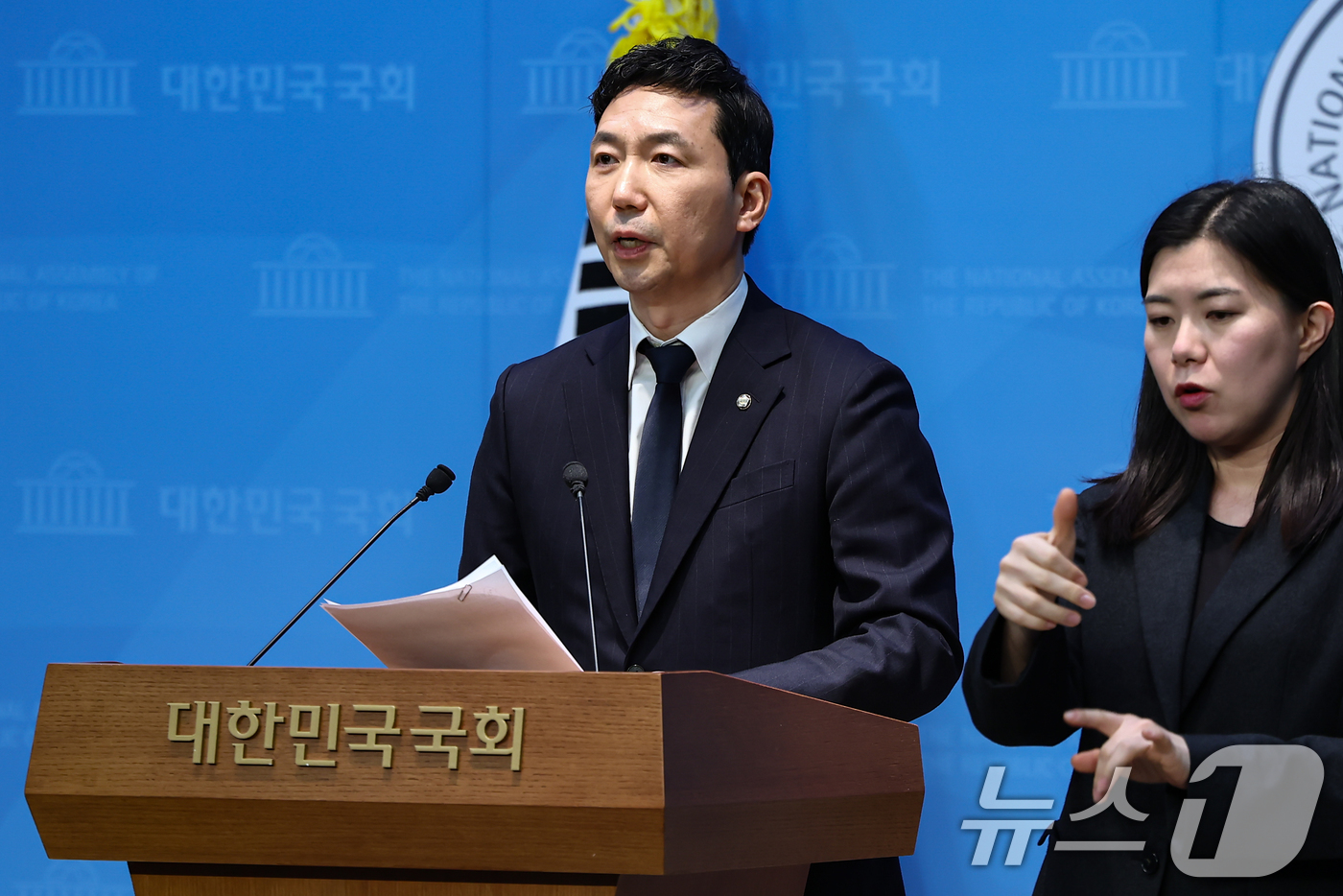 (서울=뉴스1) 김도우 기자 = 이정헌 더불어민주당 의원이 10일 서울 여의도 국회 소통관에서 정원오 서울시장 예비후보 선대위 구성 발표 기자회견을 하고 있다. 2026.3.10/ …