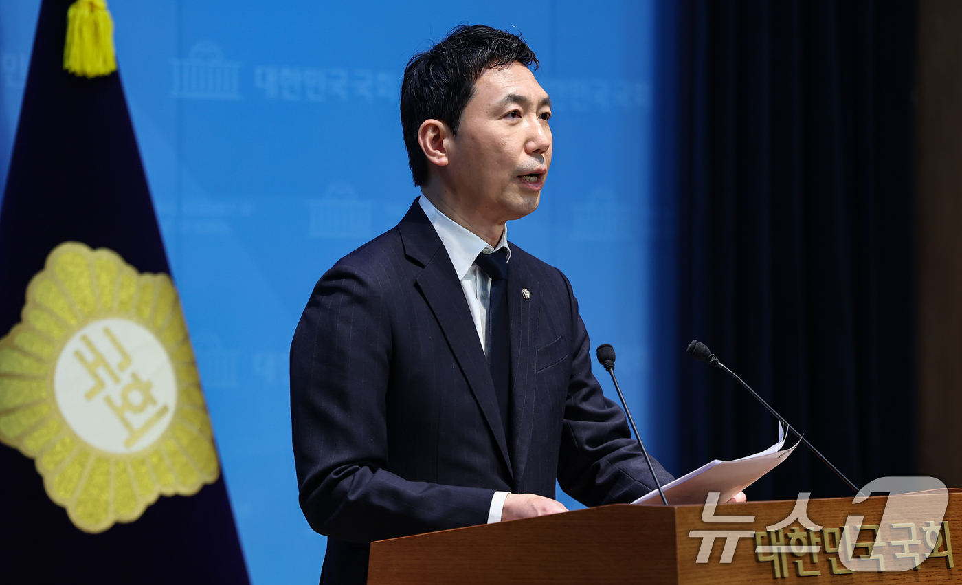 (서울=뉴스1) 김도우 기자 = 이정헌 더불어민주당 의원이 10일 서울 여의도 국회 소통관에서 정원오 서울시장 예비후보 선대위 구성 발표 기자회견을 하고 있다. 2026.3.10/ …