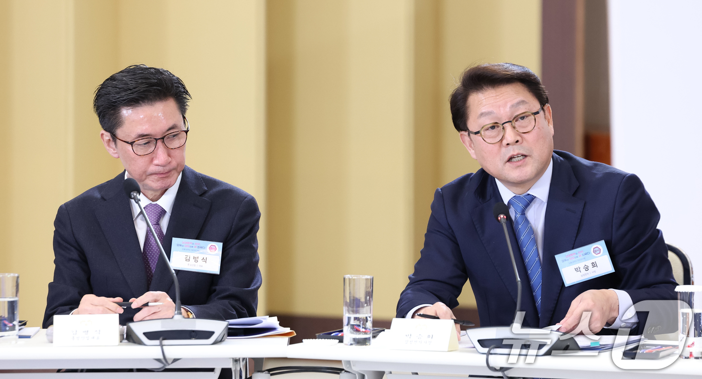 (서울=뉴스1) 허경 기자 = 박승희 삼성전자 사장이 10일 청와대에서 열린 상생을 실천하는 기업인과의 대화에서 발표하고 있다.왼쪽은 김병식 홍성산업 대표. 2026.3.10/뉴스 …