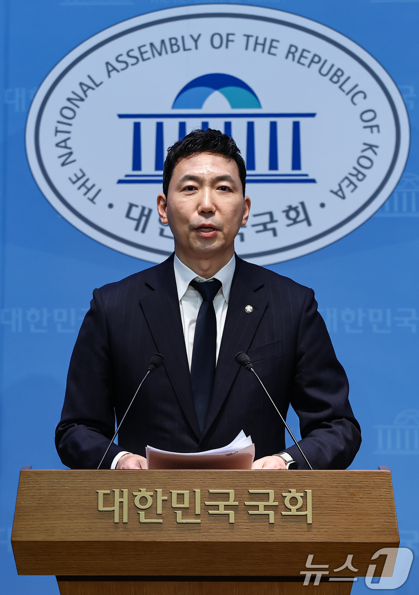 (서울=뉴스1) 김도우 기자 = 이정헌 더불어민주당 의원이 10일 서울 여의도 국회 소통관에서 정원오 서울시장 예비후보 선대위 구성 발표 기자회견을 하고 있다. 2026.3.10/ …