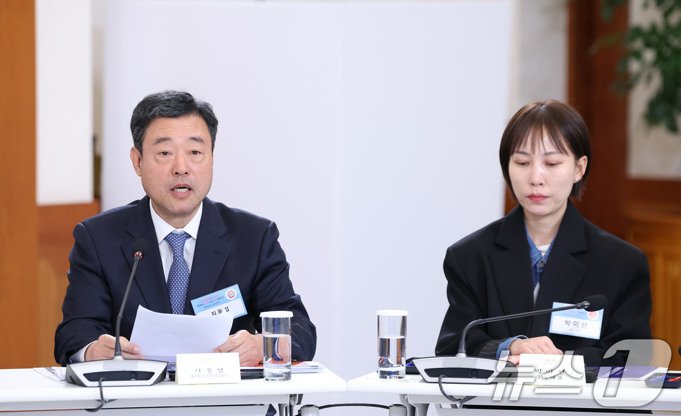 (서울=뉴스1) 허경 기자 = 지동섭 SK수펙스 추구협의회 위원장이 10일 청와대에서 열린 상생을 실천하는 기업인과의 대화에서 발표하고 있다.오른쪽은 박미선 룩투 대표. 2026. …