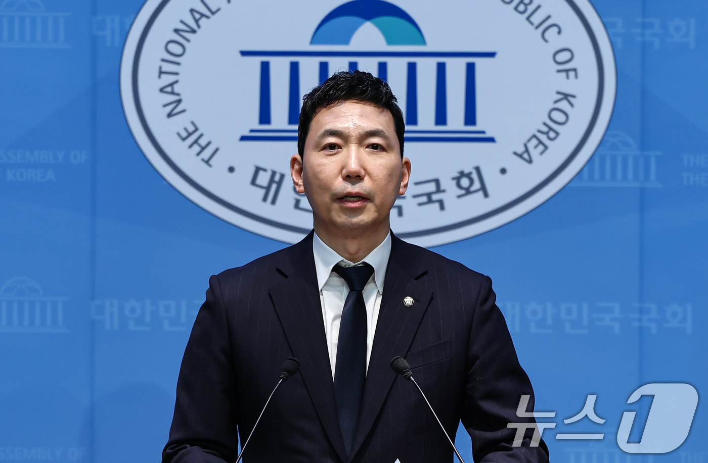 (서울=뉴스1) 김도우 기자 = 이정헌 더불어민주당 의원이 10일 서울 여의도 국회 소통관에서 정원오 서울시장 예비후보 선대위 구성 발표 기자회견을 하고 있다. 2026.3.10/ …