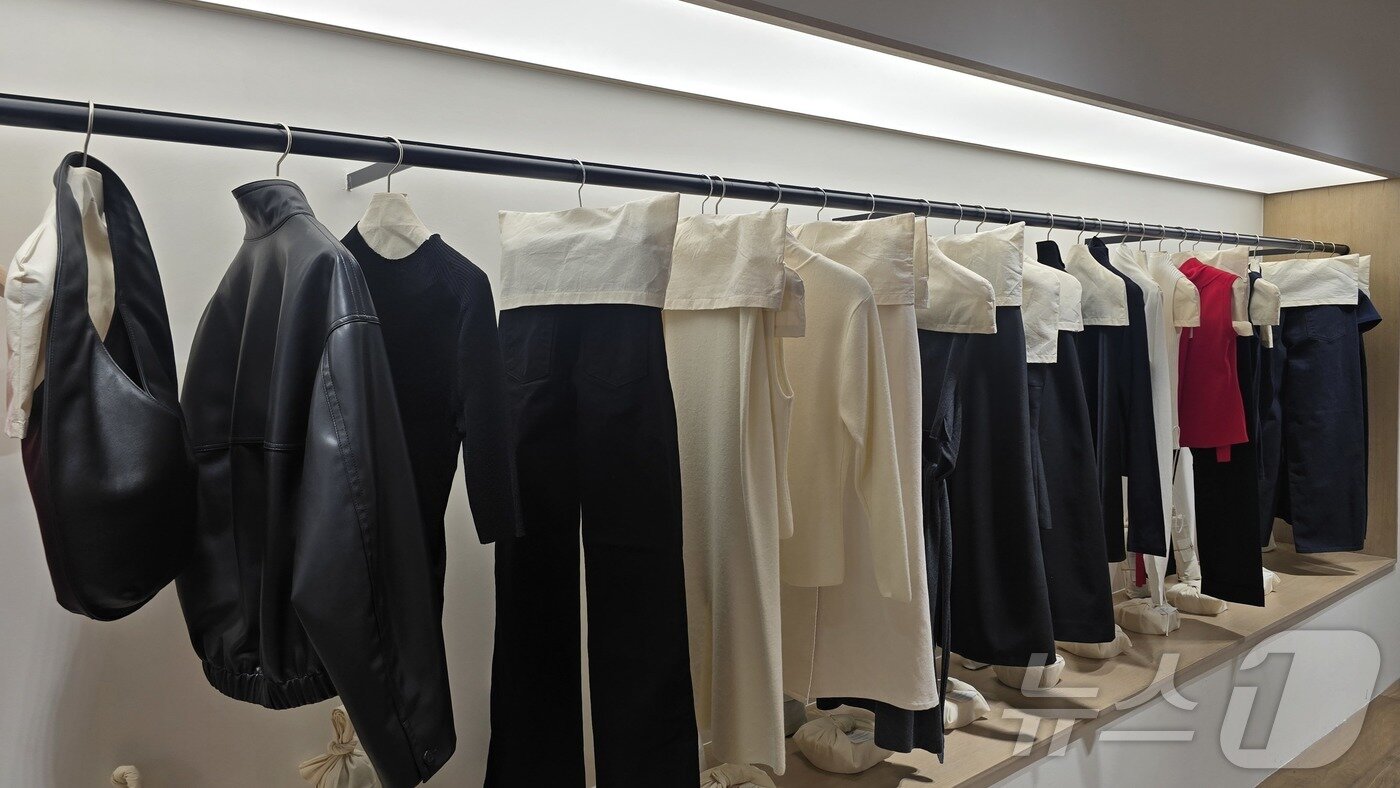 본문 이미지 - 국내 대표 브랜드 인큐베이터 하고하우스의 투자 브랜드인 르셉템버는 서울시 한남동 플래그십 스토어에서 '더 아카이브 ; 본' 컬렉션을 처음 선보였다. ⓒ 뉴스1 최소망