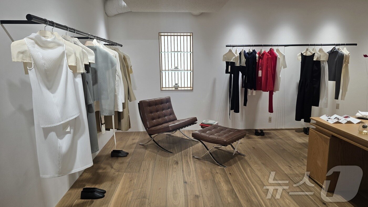 본문 이미지 - 국내 대표 브랜드 인큐베이터 하고하우스의 투자 브랜드인 르셉템버는 서울시 한남동 플래그십 스토어에서 '더 아카이브 ; 본' 컬렉션을 처음 선보였다. ⓒ 뉴스1 최소망