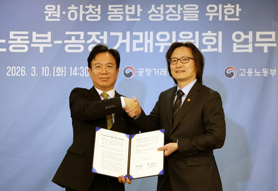 손 잡은 김영훈 노동부 장관·주병기 공정거래위원장