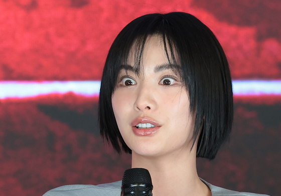 강도 사건 질문에 답하는 나나