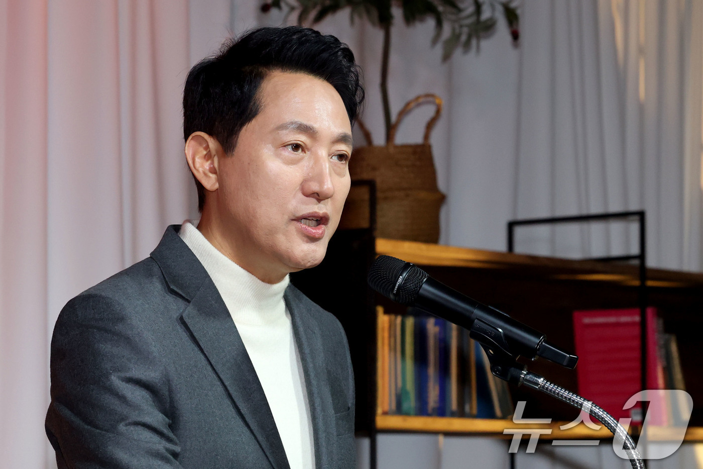 (서울=뉴스1) 이광호 기자 = 오세훈 서울시장이 10일 오후 서울시청 내 서울갤러리에서 열린 '청년 홈&잡 페어’에서 청년 주거 통합 브랜드 ‘더드림집+’과 함께 2030년까지 …