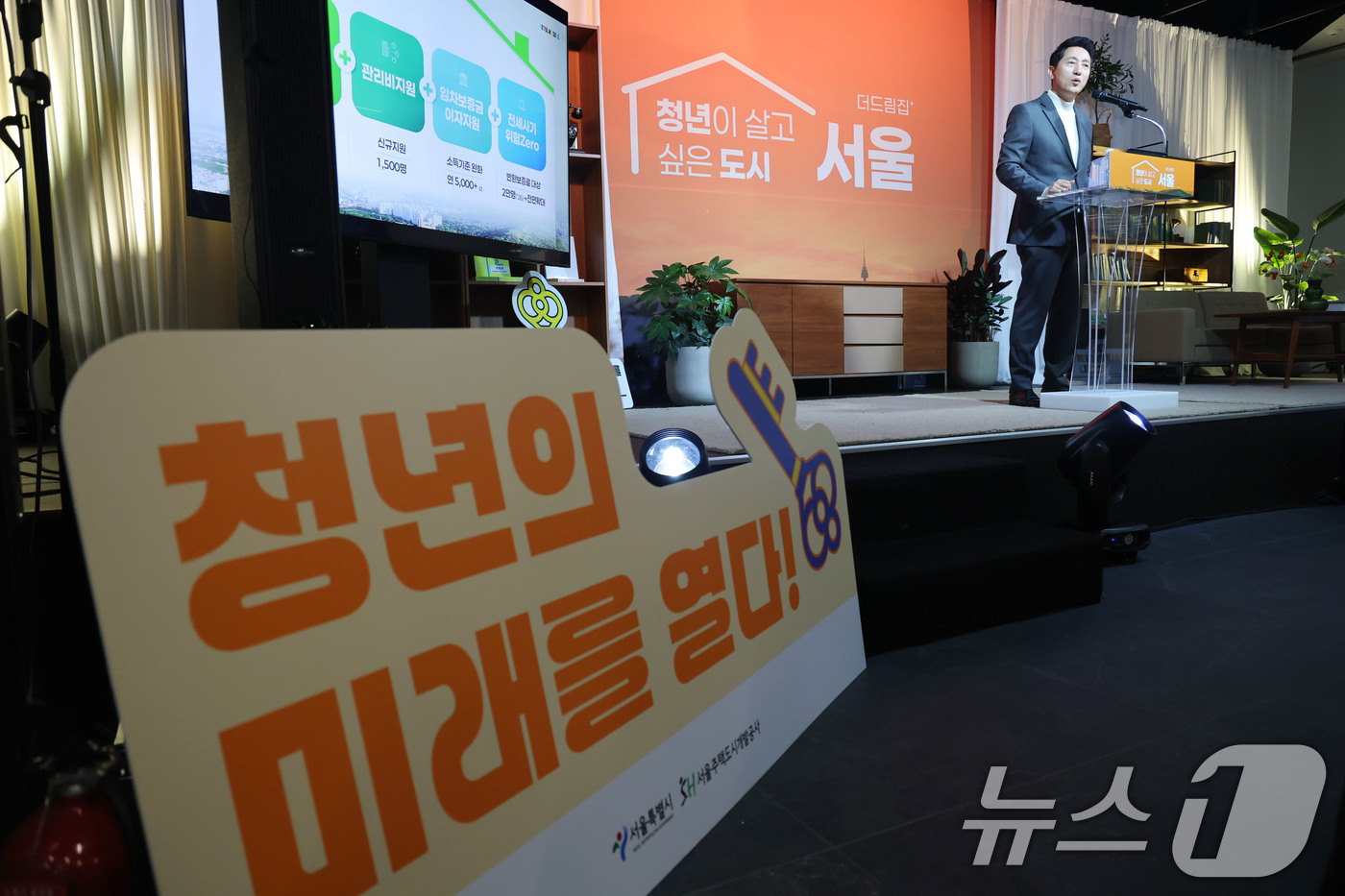 (서울=뉴스1) 이광호 기자 = 오세훈 서울시장이 10일 오후 서울시청 내 서울갤러리에서 열린 '청년 홈&잡 페어’에서 청년 주거 통합 브랜드 ‘더드림집+’과 함께 2030년까지 …