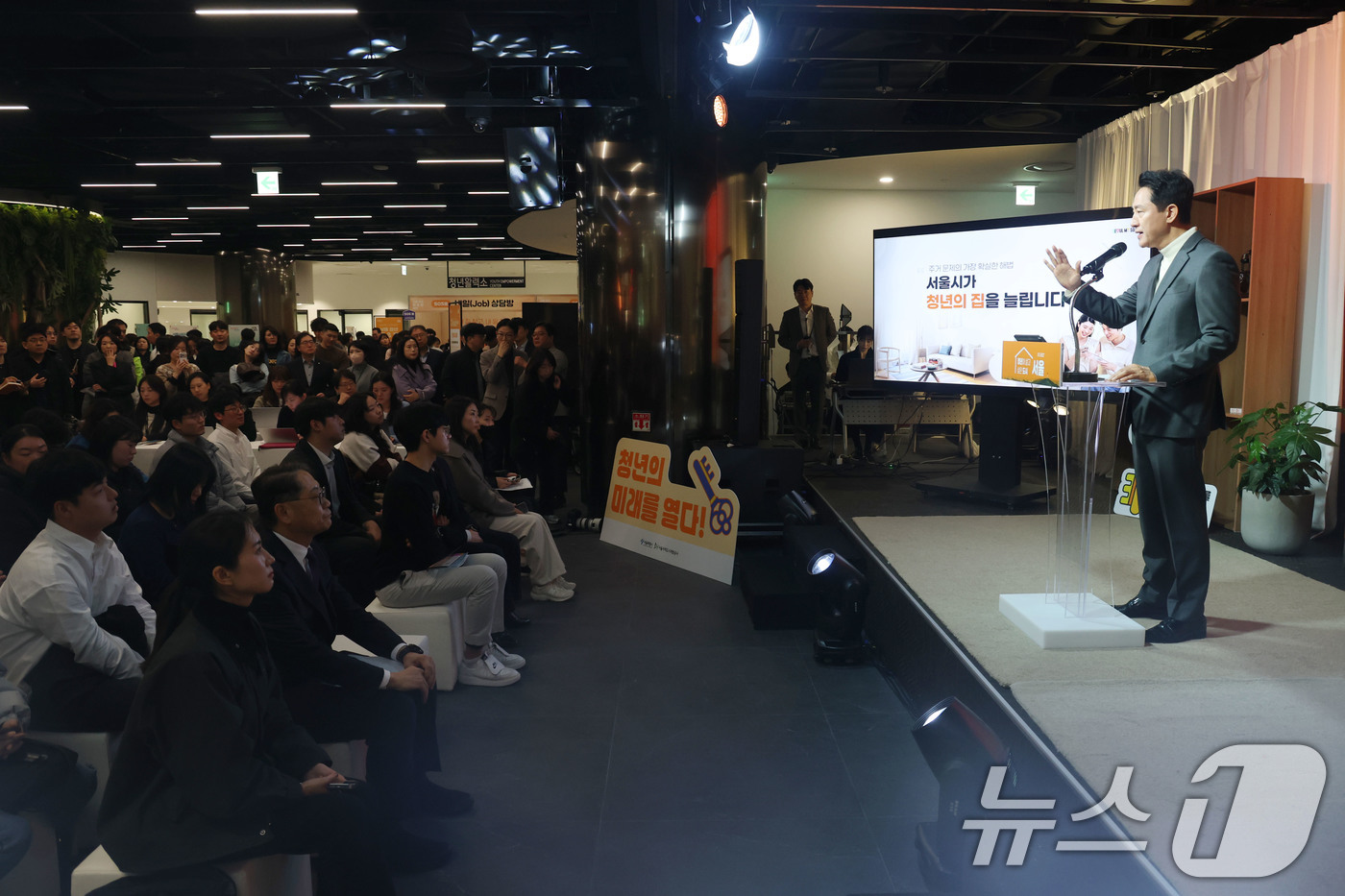 (서울=뉴스1) 이광호 기자 = 오세훈 서울시장이 10일 오후 서울시청 내 서울갤러리에서 열린 '청년 홈&잡 페어’에서 청년 주거 통합 브랜드 ‘더드림집+’과 함께 2030년까지 …