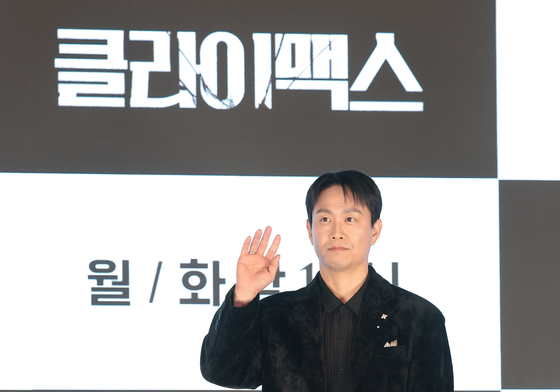 오정세, 빛나는 손 인사