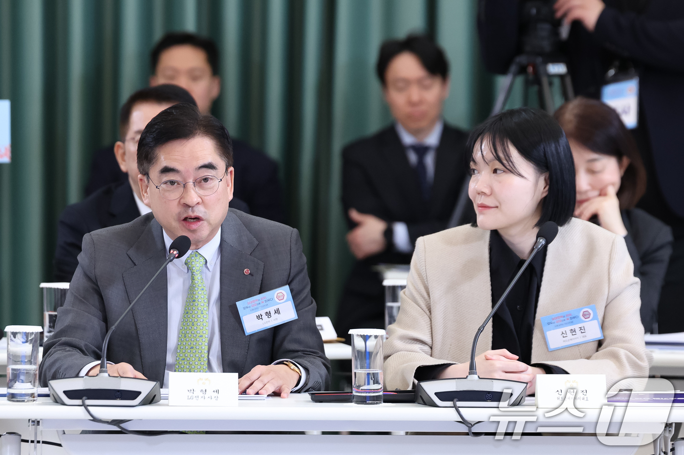 (서울=뉴스1) 허경 기자 = 박형세 LG전자 사장이 10일 청와대에서 열린 상생을 실천하는 기업인과의 대화에서 발표하고 있다.오른쪽은 신현진 허드슨 에이아이 대표. 2026.3. …