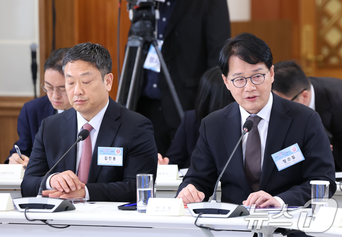 (서울=뉴스1) 허경 기자 = 정준철 현대자동차 사장이 10일 청와대에서 열린 상생을 실천하는 기업인과의 대화에서 발표하고 있다.왼족은 김진용 풍강 대표. 2026.3.10/뉴스1 …