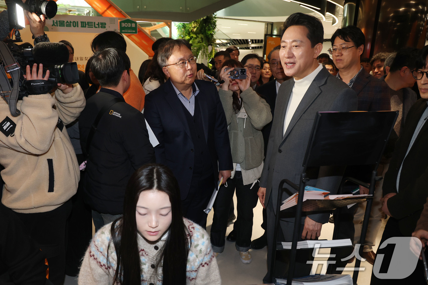 (서울=뉴스1) 이광호 기자 = 오세훈 서울시장이 10일 오후 서울시청 내 서울갤러리에서 열린 '청년 홈&잡 페어’를 찾아 부스를 둘러보고 있다. 2026.3.10/뉴스1