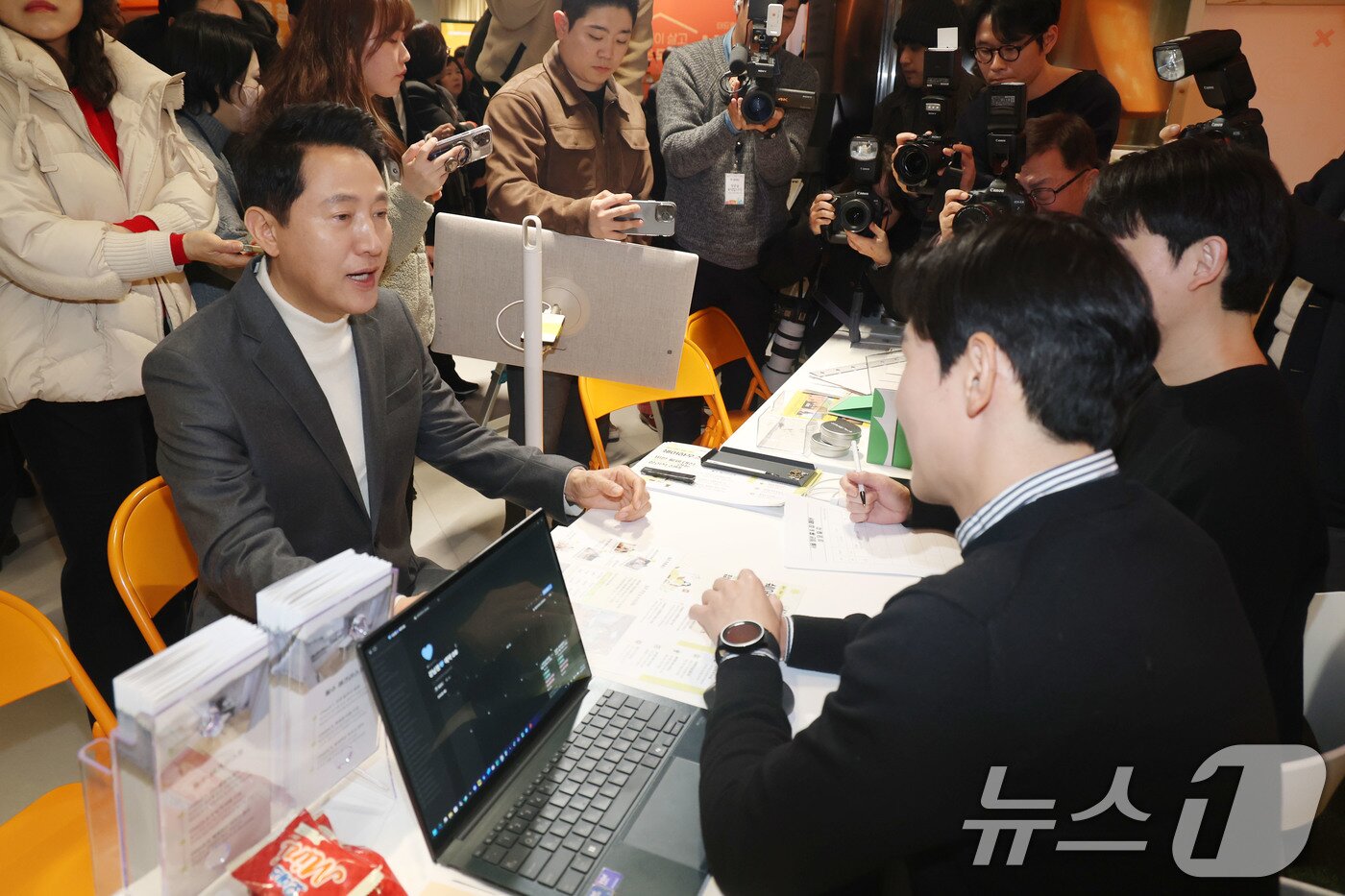 본문 이미지 - 오세훈 서울시장이 10일 오후 서울시청 내 서울갤러리에서 열린 '청년 홈&잡 페어’를 찾아 부스를 둘러보고 있다. 2026.3.10 ⓒ 뉴스1 이광호 기자