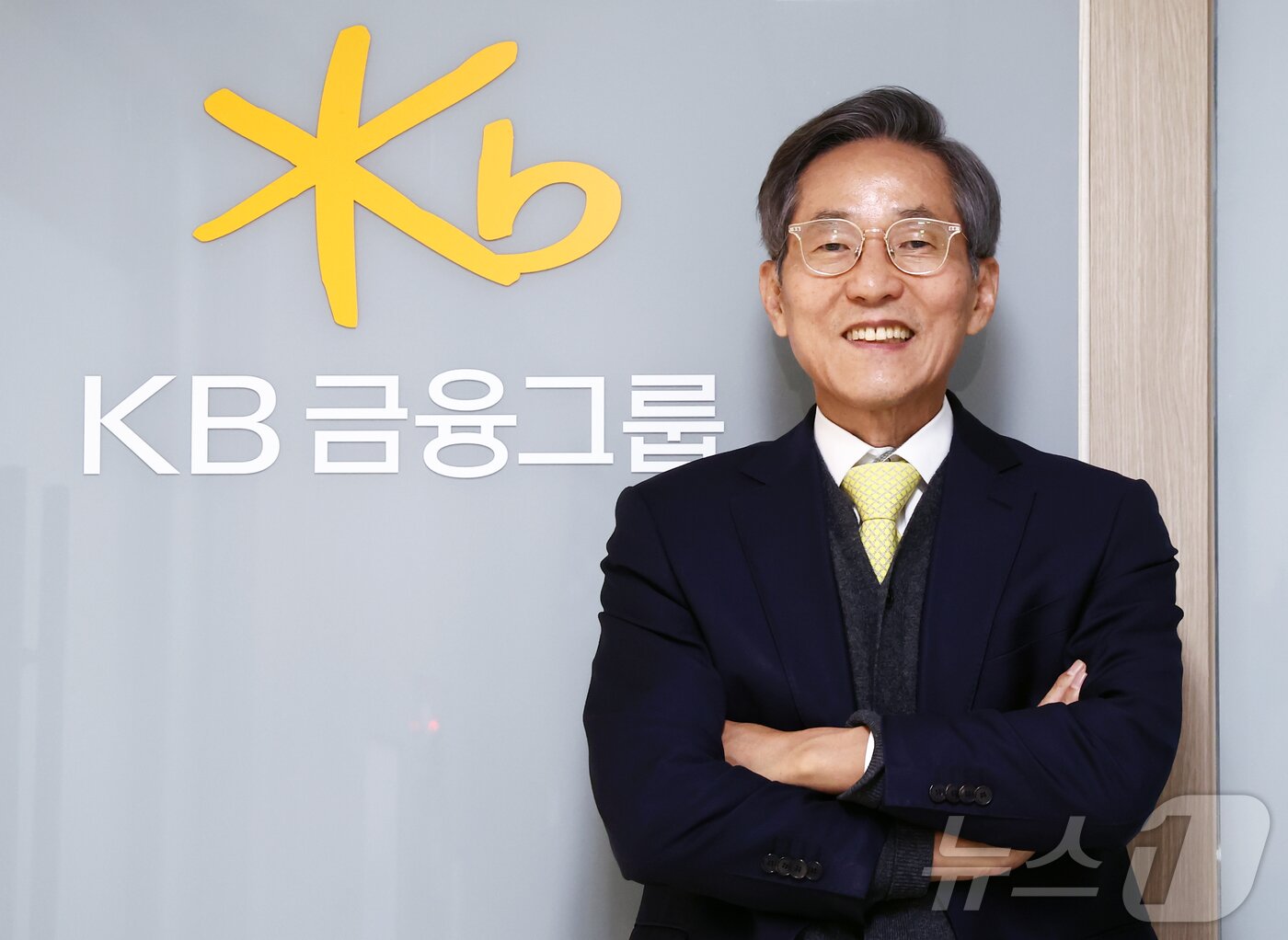 본문 이미지 - 윤종규 전 KB금융지주 회장(현 KB금융 경영고문)이 10일 서울 종로구 사무실에서 뉴스1과 인터뷰에 앞서 포즈를 취하고 있다. 2026.3.10 ⓒ 뉴스1 김민지 기자