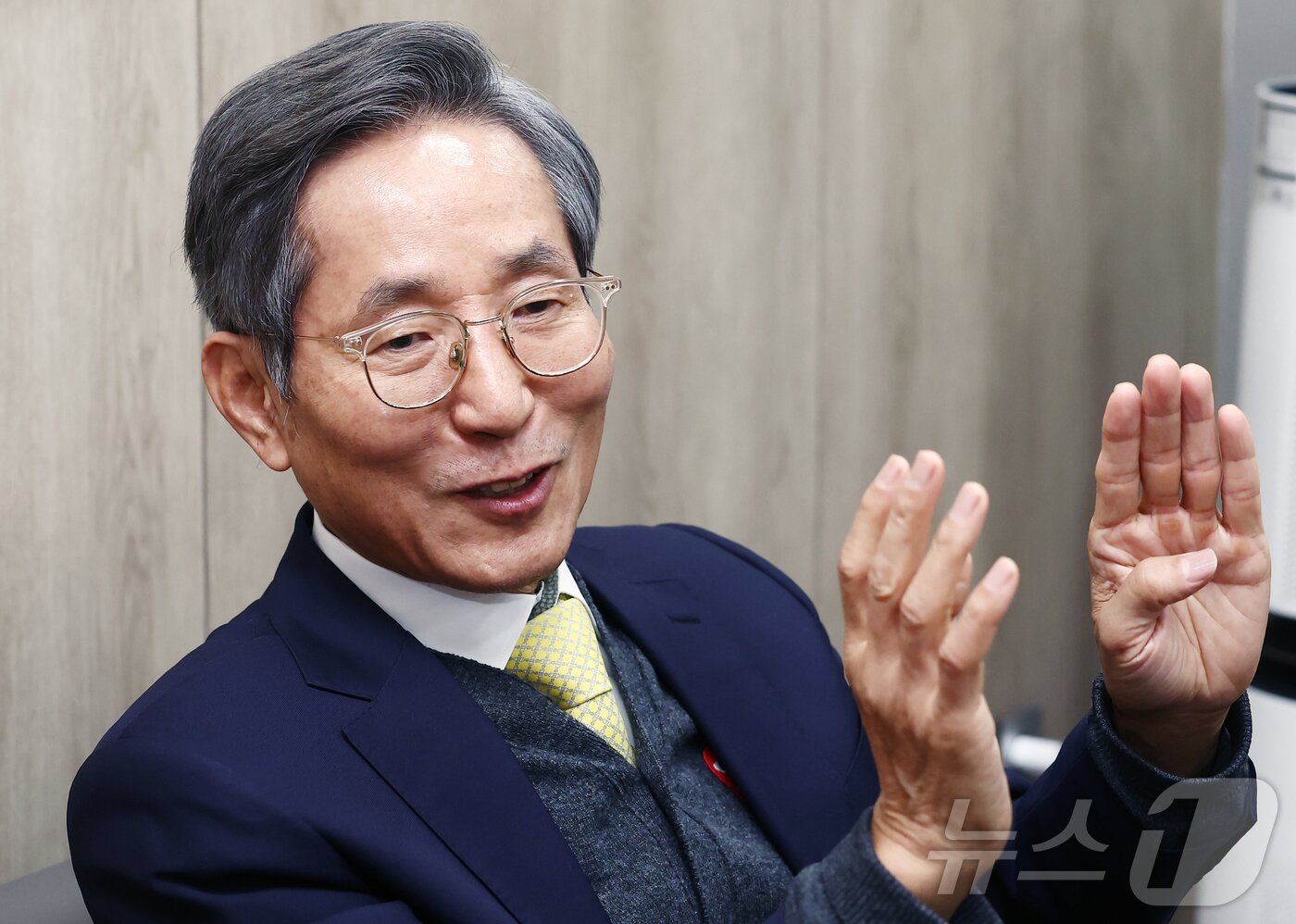 본문 이미지 - 윤종규 전 KB금융지주 회장(현 KB금융 경영고문)은  "부동산은 우리사회의 욕망의 용광로이자 오랫동안 누적된 복합과제로, 중장기적인 정부 종합 대책이 필요하다"고 말했다.  2026.3.10 ⓒ 뉴스1 김민지 기자