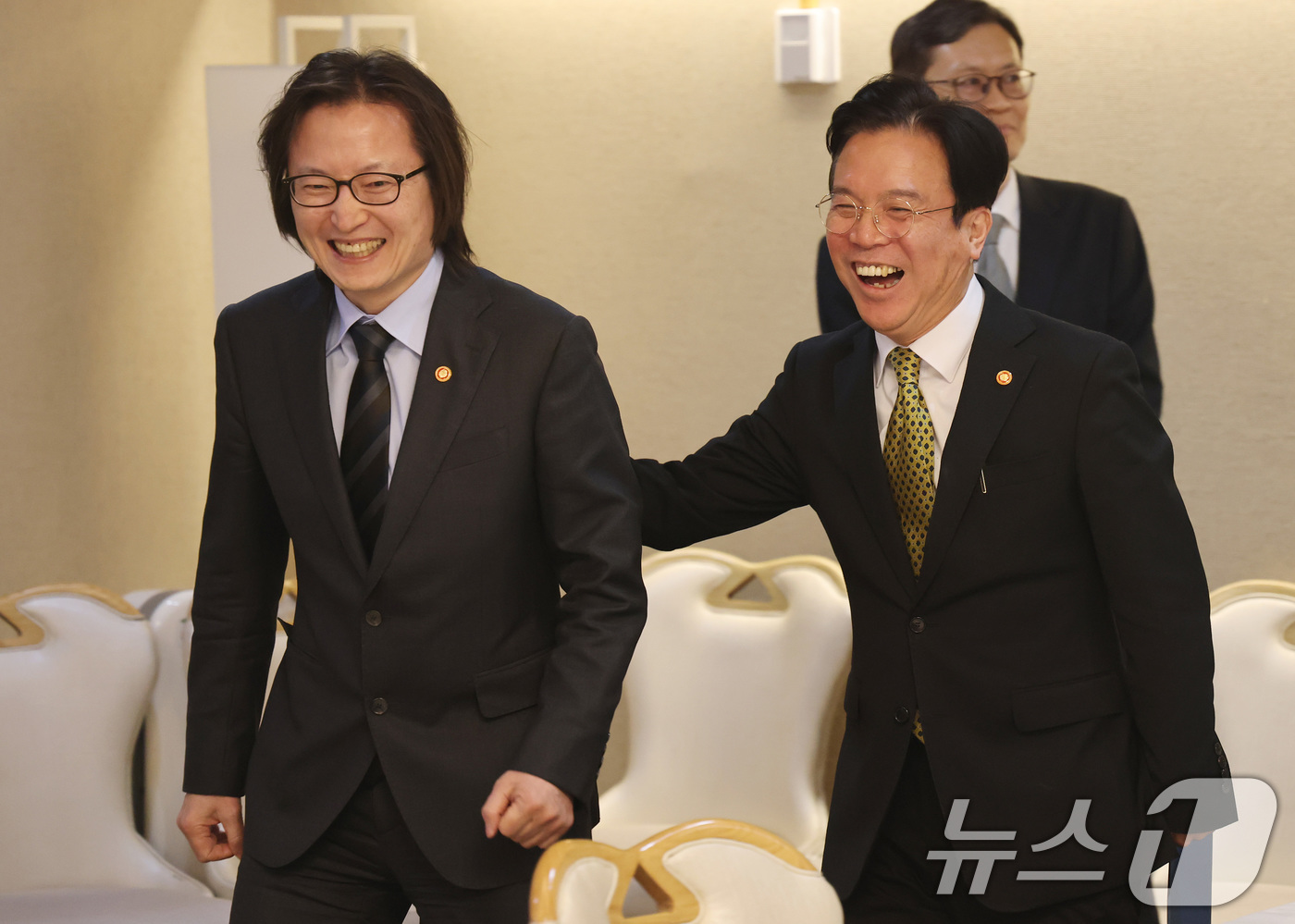 (서울=뉴스1) 임세영 기자 = 주병기 공정거래위원장(왼쪽)과 김영훈 고용노동부 장관이 10일 서울 종로구 정부서울청사에서 열린 원·하청 동반 성장을 위한 고용노동부-공정거래위원회 …