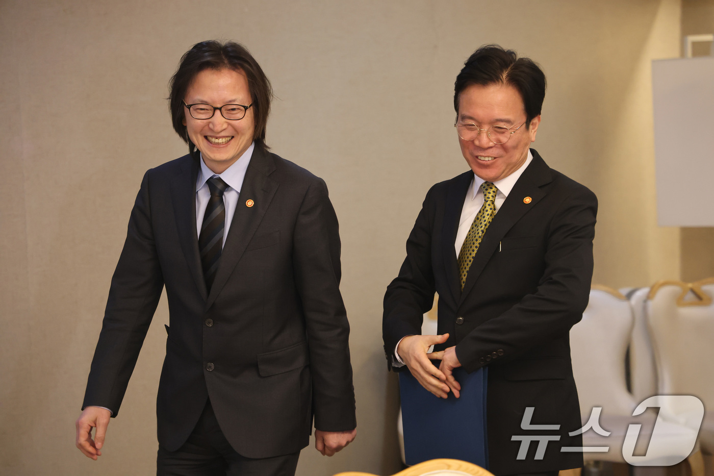 (서울=뉴스1) 임세영 기자 = 주병기 공정거래위원장(왼쪽)과 김영훈 고용노동부 장관이 10일 서울 종로구 정부서울청사에서 열린 원·하청 동반 성장을 위한 고용노동부-공정거래위원회 …